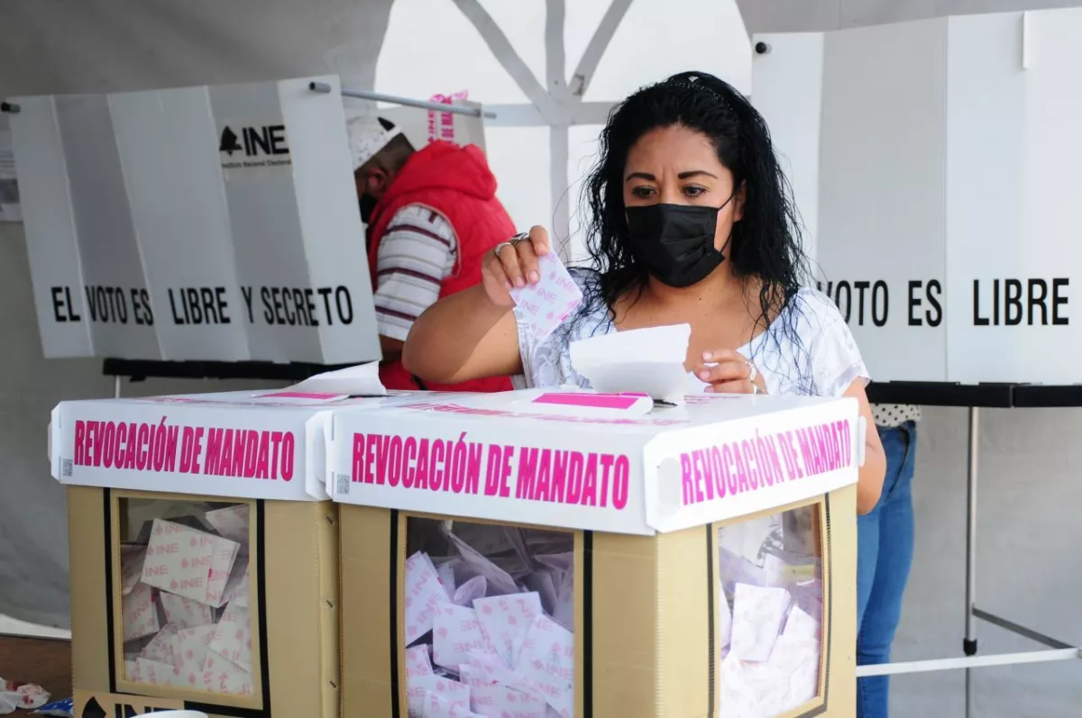Una mujer ejerce su participación en las urnas de una casilla de Iztapalapa