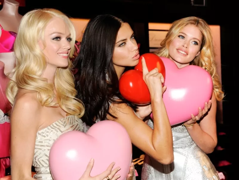 Las modelos Lindsay Ellingson, Adriana Lima y Doutzen Kroes presentaron lo nuevo en lencería para el 14 de febrero, además compartieron anécdotas de su primer beso.