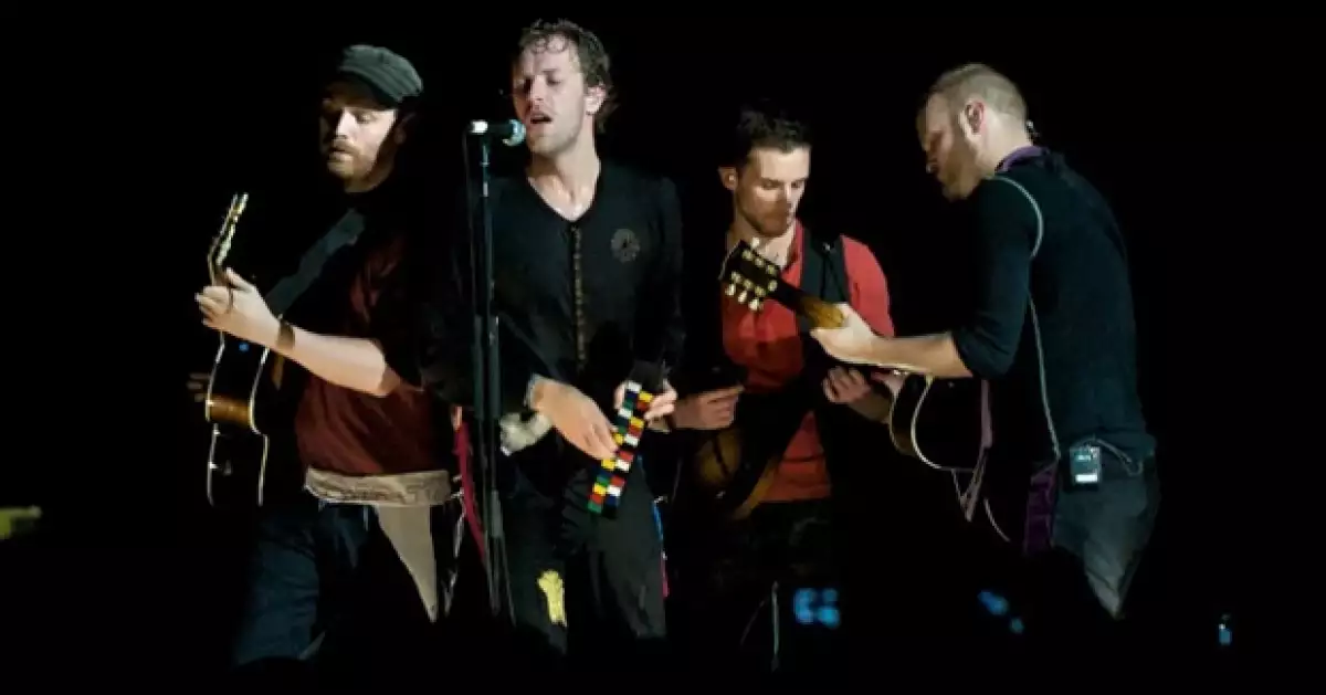 El grupo británico, así como Arctic Monkeys y Damon Albarn, del grupo Blur, donaron artículos para que sean vendidos en una subasta caritativa,