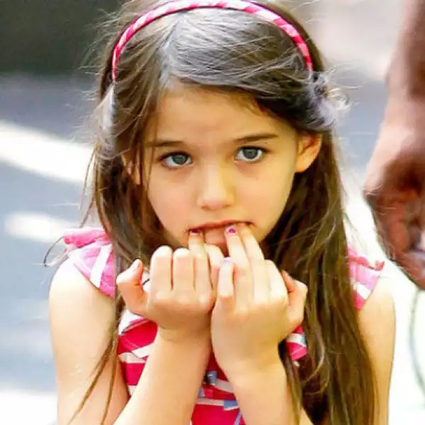 Seguro que Katie Holmes no estará muy contenta de que su hija muerda sus uñas.