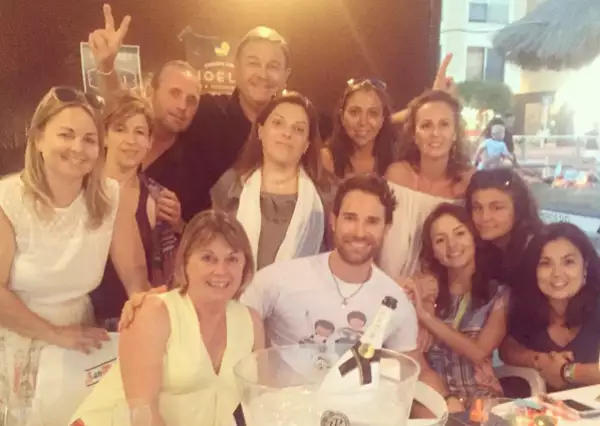 Con una cena entre familiares y amigos, así disfrutaron Angelique y Sebastián su primer día en España.