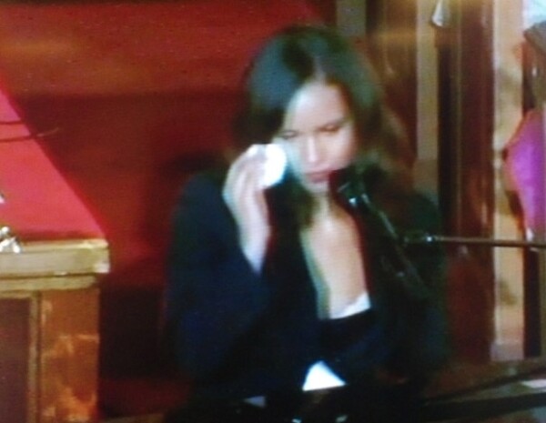 Alicia Keys interpretó un tema, compuesto por ella, que dedicó a Whitney.