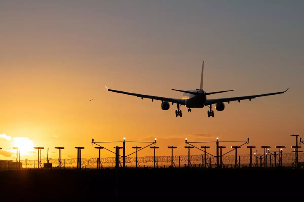Avión en un atardecer