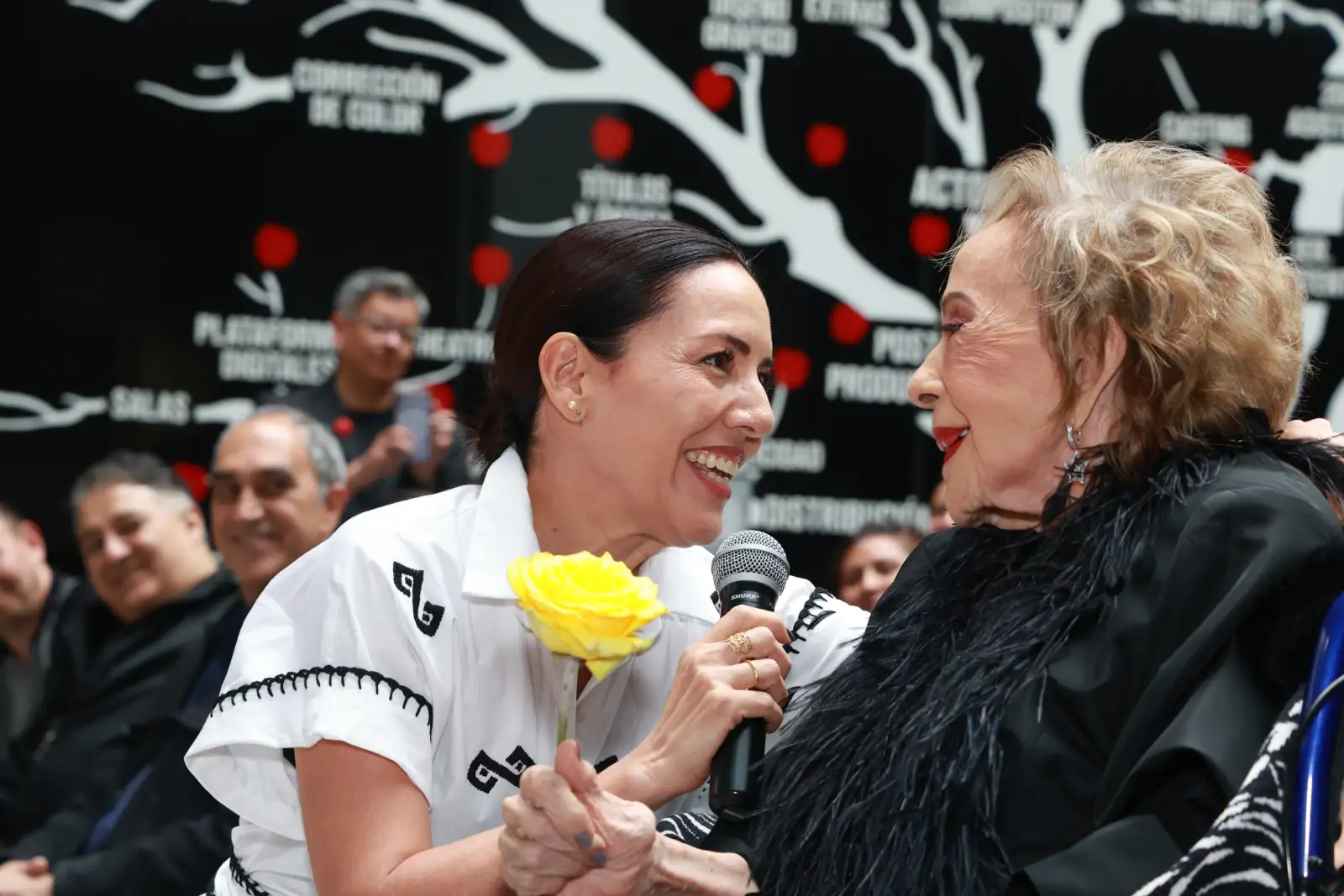 Stephanie Salas y  Silvia Pinal
