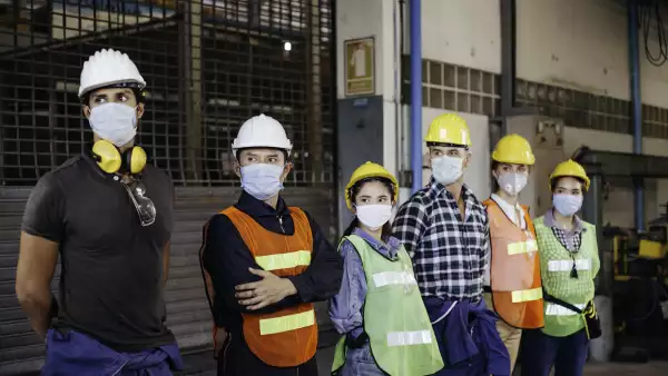 Trabajadores de un centro de distribución. 