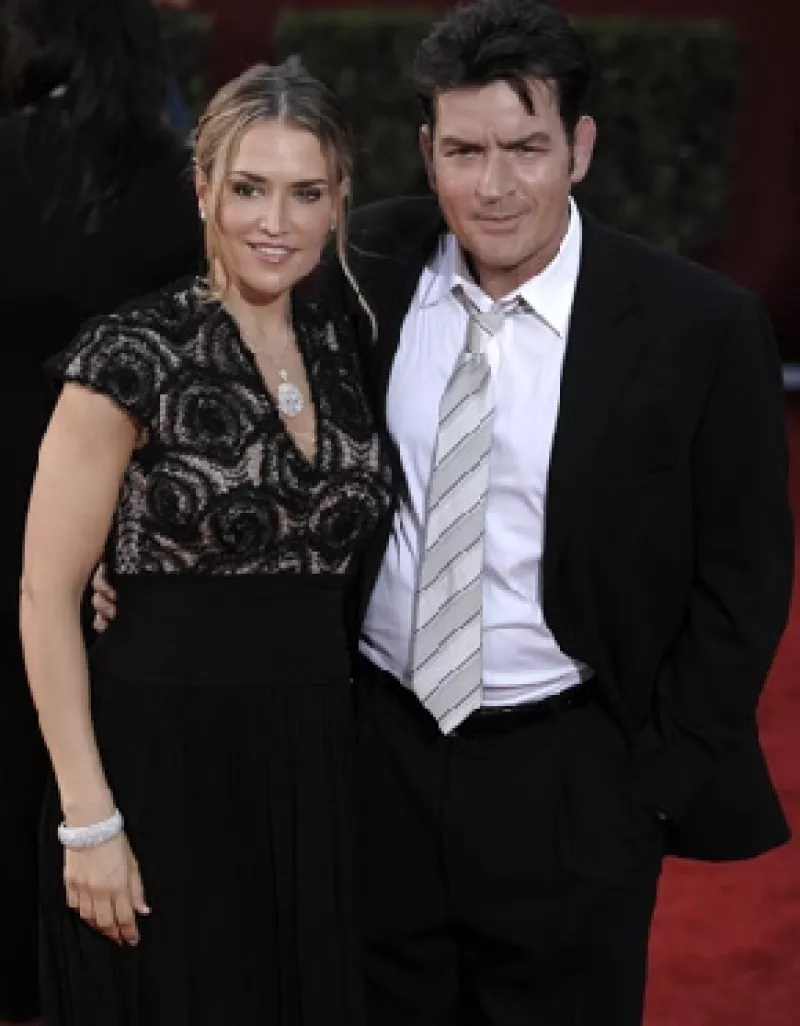 Brooke Mueller Sheen asegura que el día en que pelearon, el actor la inmovilizó en la cama, le colocó un cuchillo en la garganta y la amenazó con matarla luego de que ella le pidiera el divorcio.