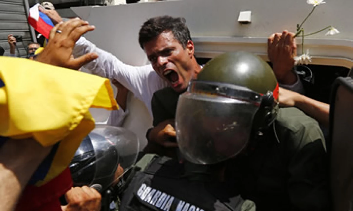 Seguidores de López –de blanco- bloquearon avenida impidiendo su traslado por tierra. (Foto: Especial)