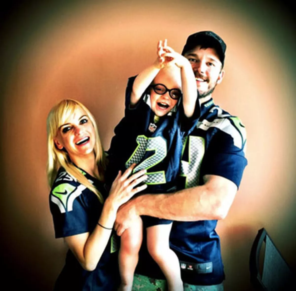 Anna Faris y Chris Pratt van con todo con Seahawks.