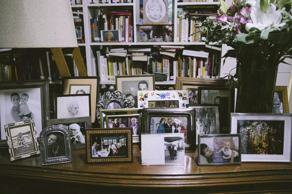 La mesa de retratos en la casa. de Elena Poniatowska. 