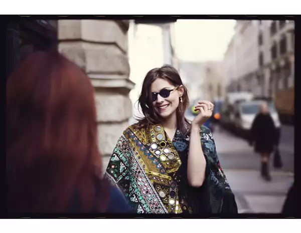 Holliday Grainger en el detrás de cámaras de Burberry.