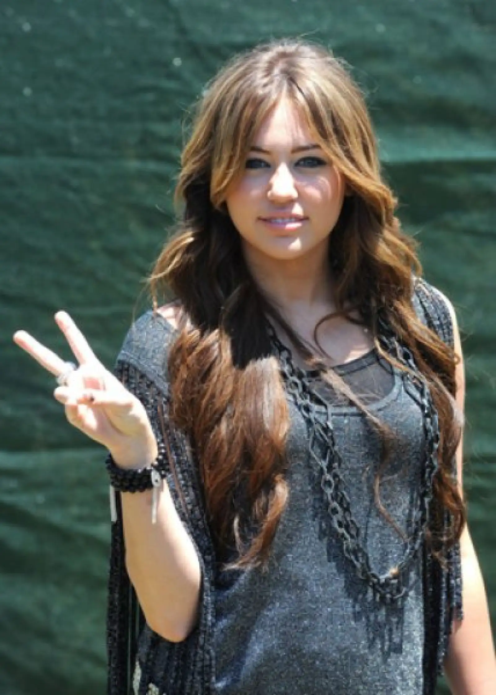 Miley Cyrus, de 16 años, y su alter ego Hannah Montana ha logrado la nada despreciable suma de 25 millones de dólares.