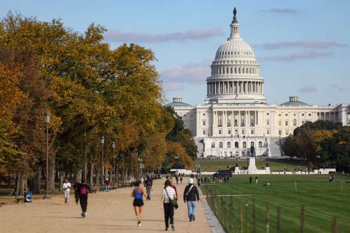 La gente camina por el National Mall cerca del edificio del Capitolio de los Estados Unidos, semanas después del continuo cierre del gobierno de los Estados Unidos, en Washington, D.C., EE. UU., 27 de octubre de 2025.