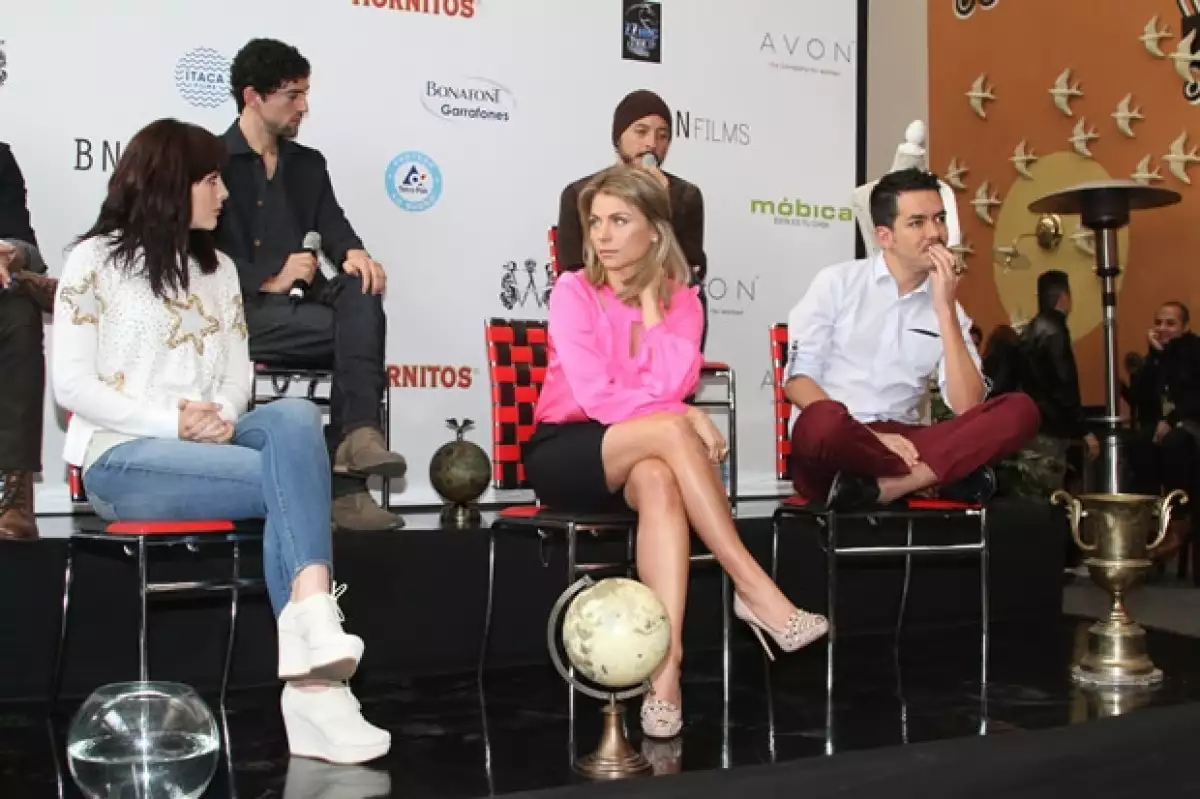 Este joven director estrenará en poco más de una semana su primer largometraje, “No sé si cortarme las venas o dejármelas largas”, con un elenco lleno de rockstars. ¿Pero quién es y de dónde viene?