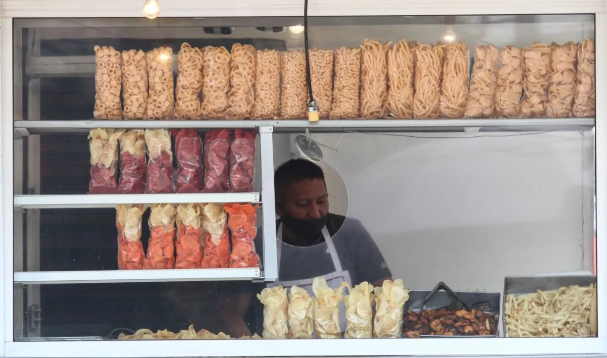 Aspectos de comida chatarra en puesto ambulante a las afueras del metro Miguel Ángel de Quevedo.