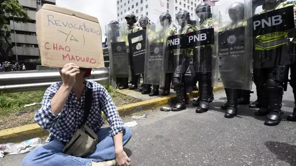 Los manifestantes piden un referendo para destituir al presidente venezolano y convocar a nuevas elecciones.