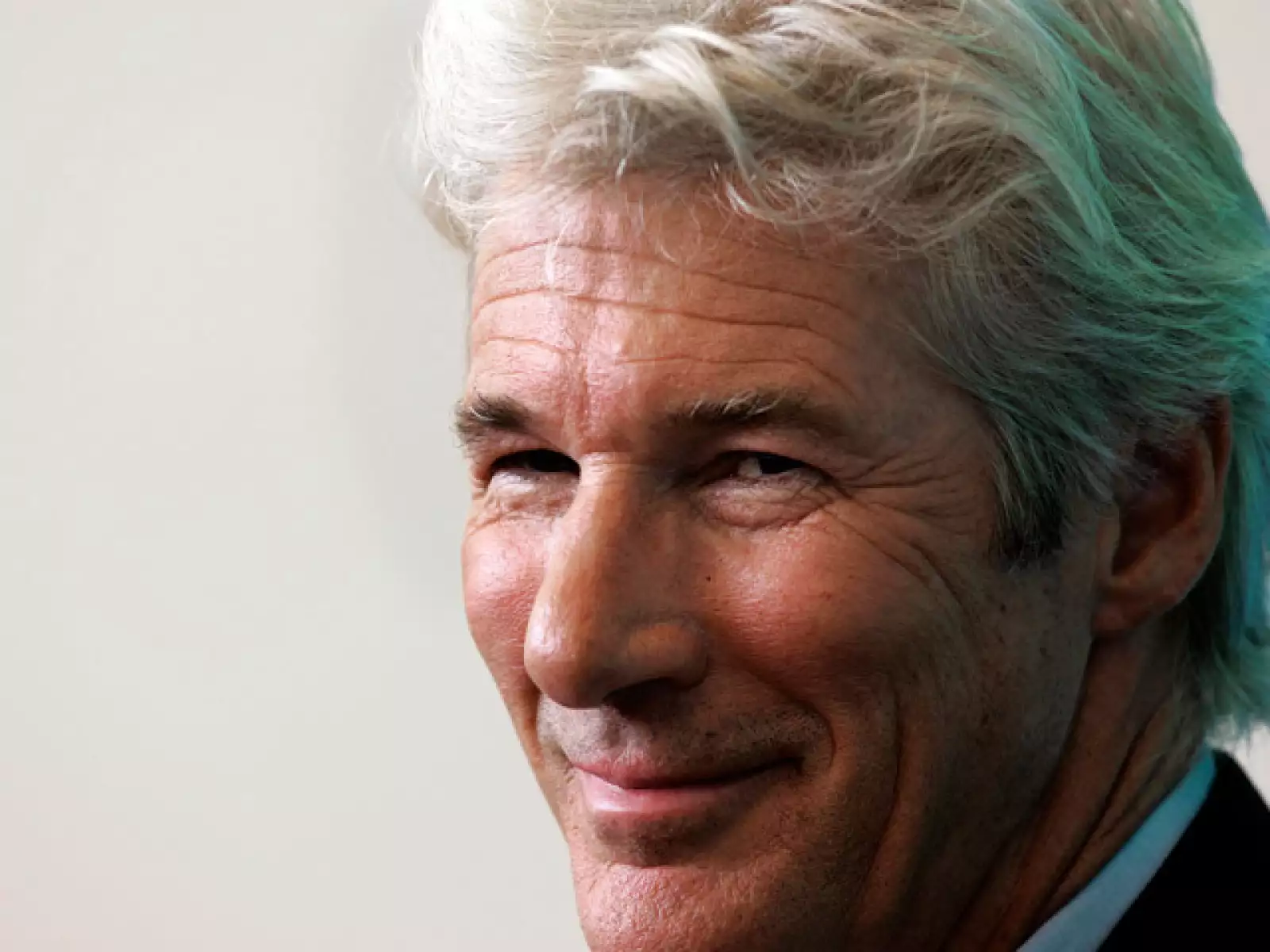 RICHARD GERE. Es normal tener canas a los 62 años, pero él se las dejó desde hace décadas pues sabe que en él lucen sexys, de hecho dicen que son parte de su encanto.
