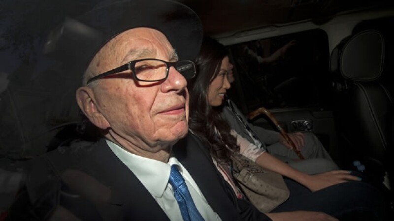 Rupert Murdoch abandona el Parlamento británico