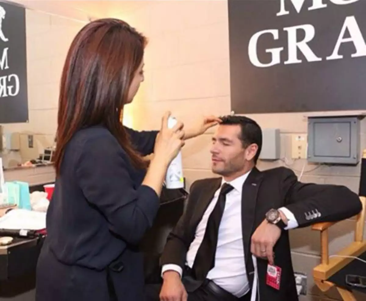 La conductora también dejó ver un poco del momento en el que su esposo Martín era preparado para el show.