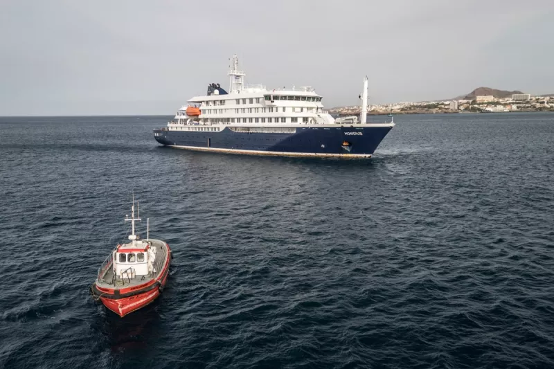 Esta vista aérea muestra un barco que se dirige hacia el puerto desde el crucero MV Hondius, estacionario fuera del puerto de Praia, la capital de Cabo Verde, el 6 de mayo de 2026.