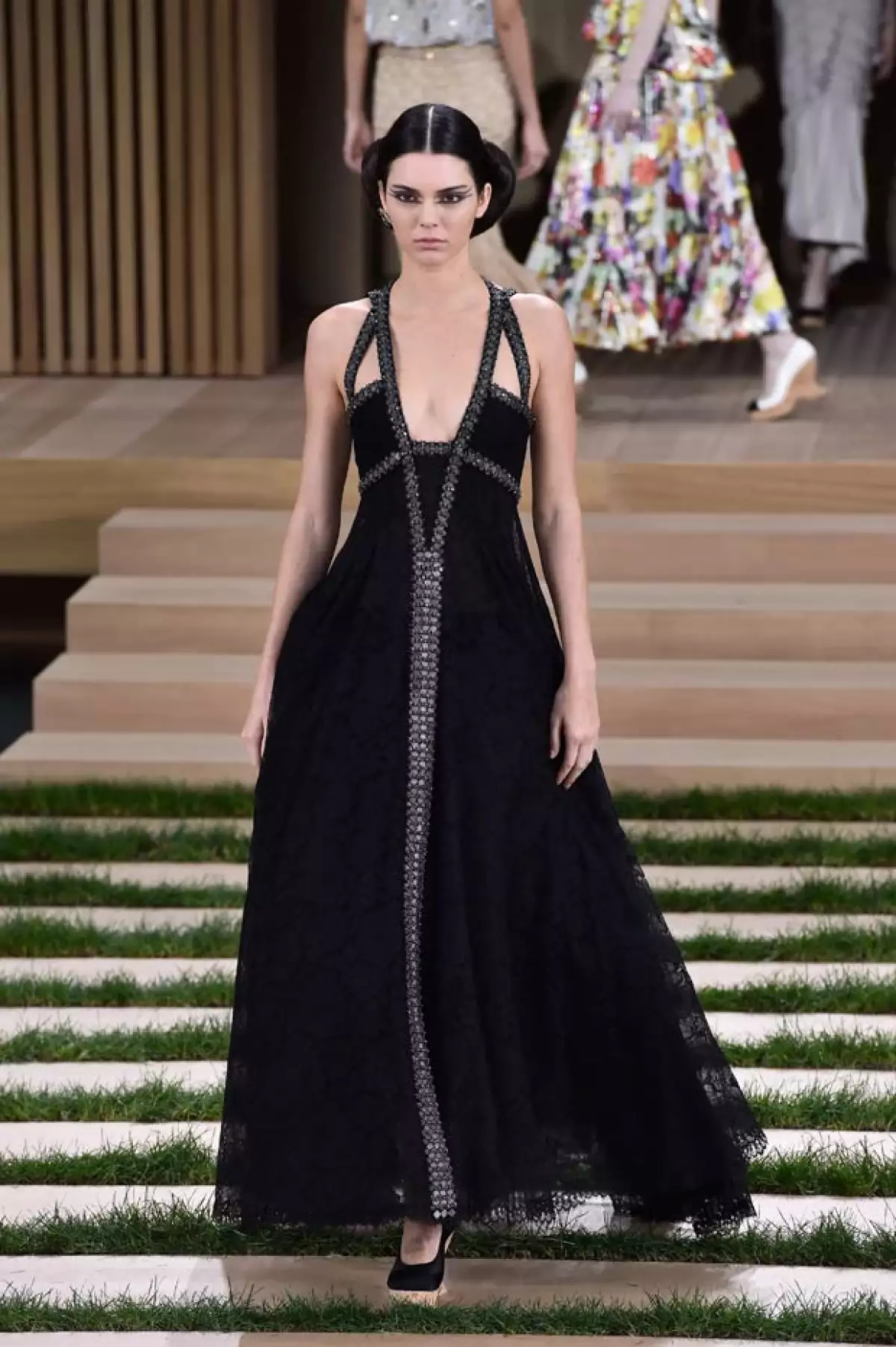 Trouble in paradise? Al parecer la modelo no se encuentra del todo bien luego que Harry la engañara con una famosa stylist en una fiesta, por lo que nadie se esperaba que apareciera en el runway.