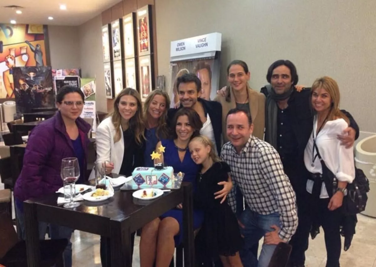 Alessandra cumple 42 años, y además de soplar las velitas de su pastel en el cine ha recibido muchas felicitaciones por medio de Twitter.