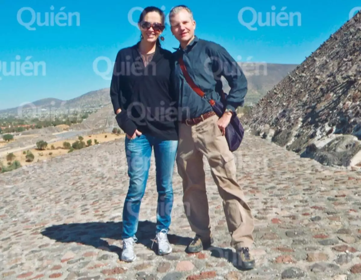 Claudia y Arthur se llevan muy bien y sin considerados una de las parejas más atractivas en el círculos de medios y altruismo.