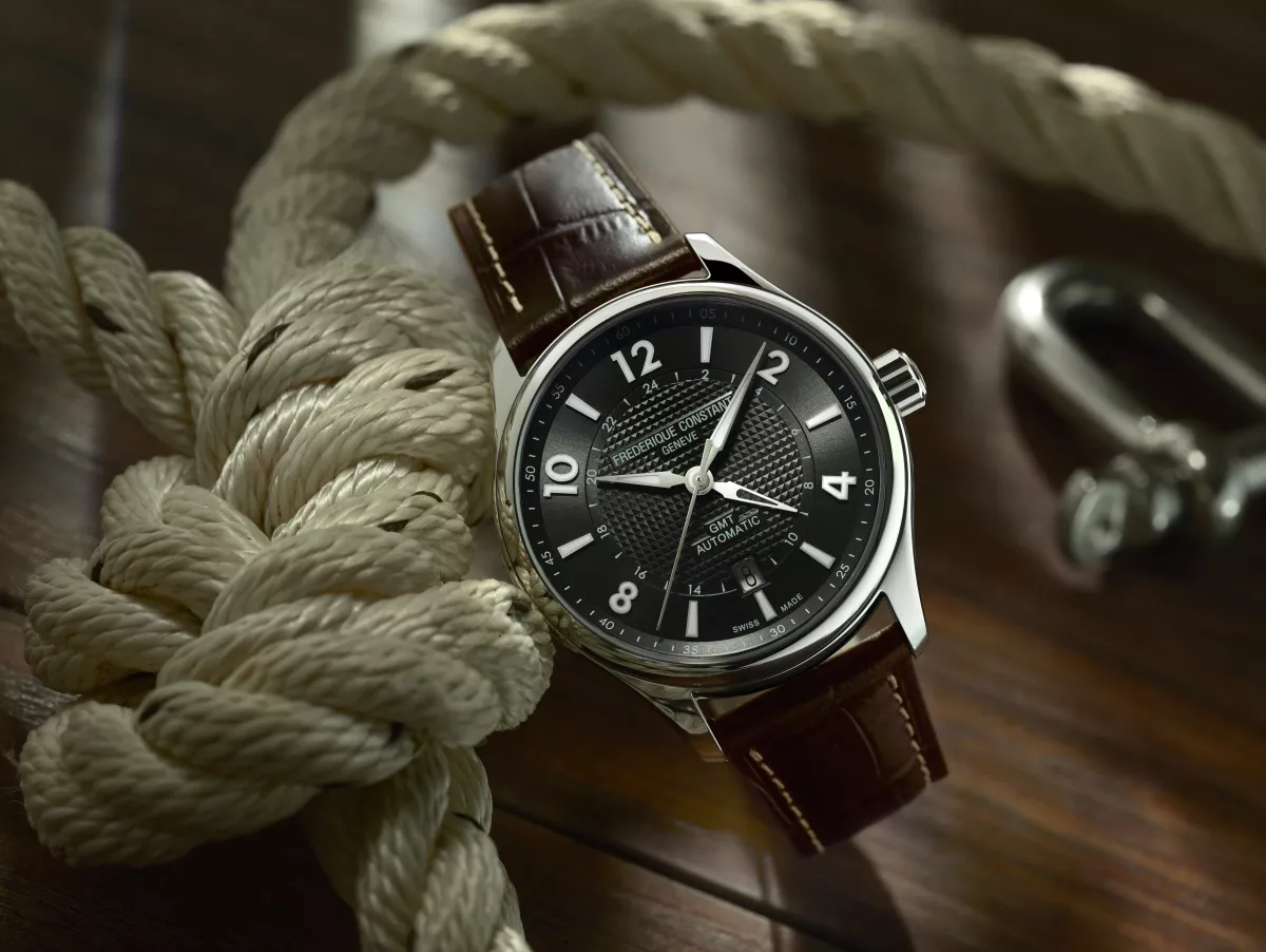 Opción con esfera en color gris oscuro con aguja GMT blanca en contraste