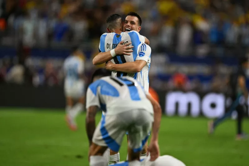 Foto de Lautaro Martínez abrazando a Angel Di Maria tras anotar un gol para Argentina.