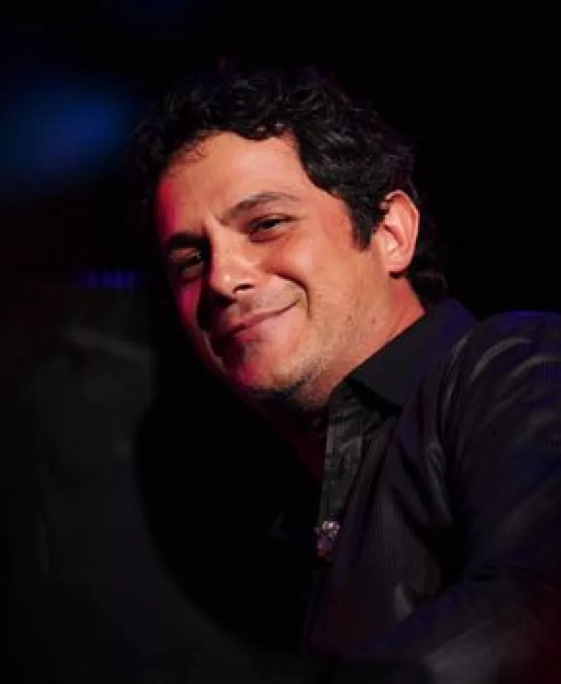El cantante español dio a conocer en Internet el primer sencillo de su nuevo disco, en el que canta junto a la neoyorquina Alicia Keys.