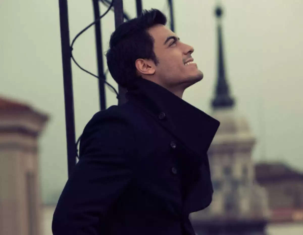 Después de alcanzar Disco de Oro, el cantante lanza esta semana una reedición de su última producción.