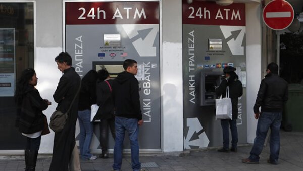 A diferencia de otros rescates, el pacto de ayuda a Chipre pasa parte de la ayuda a los ahorradores, lo que generó que varias personas buscan retirar su dinero de los bancos.