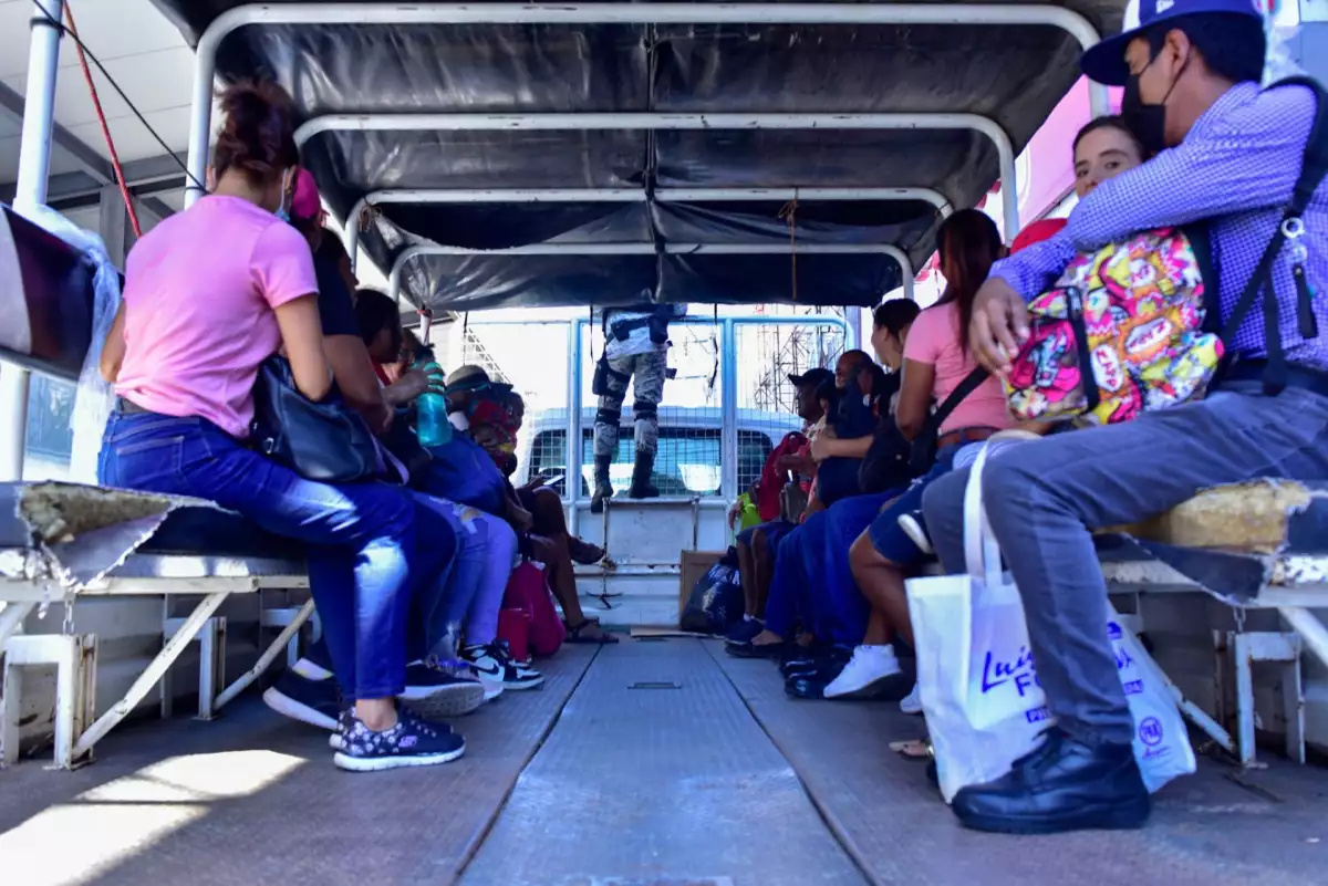 Debido a la problemática por la falta de transporte público en Acapulco, elementos de la guardia nacional implementan el operativo “Apoyo de transporte público”. Foto: Cuartoscuro