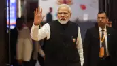 El primer ministro indio, Narendra Modi, saluda mientras visita el Centro Internacional de Medios, el segundo día de la cumbre del G20 en Nueva Delhi, India, el 10 de septiembre de 2023.