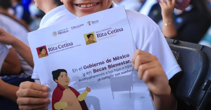 Dos manos de un niño sostienen un sobre blanco con la imagen de Rita Cetina y con el texto: En el Gobierno de México.jpg