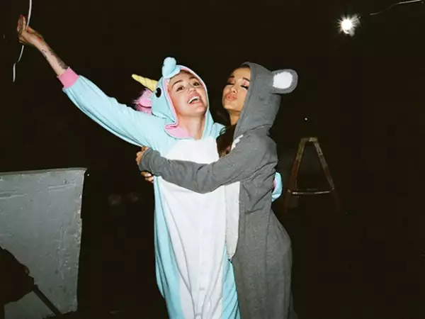 Las dos cantantes lucieron divertidas en pijamas de animales.