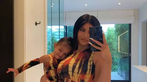 Stormi y Kylie Jenner