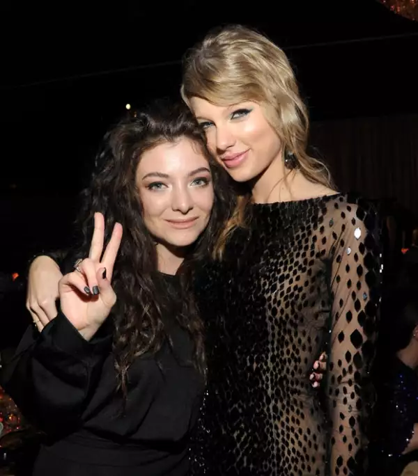 En una entrevista, un locutor le preguntó a Lorde si andaba con Taylor.