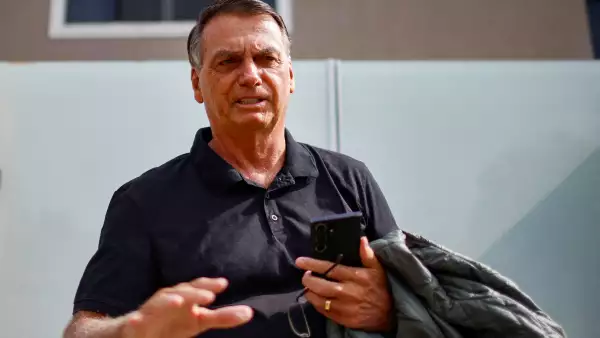 El expresidente brasileño Jair Bolsonaro hace un gesto mientras está de pie frente a su casa antes de testificar ante la Policía Federal en Brasilia, Brasil, el 22 de febrero de 2024.