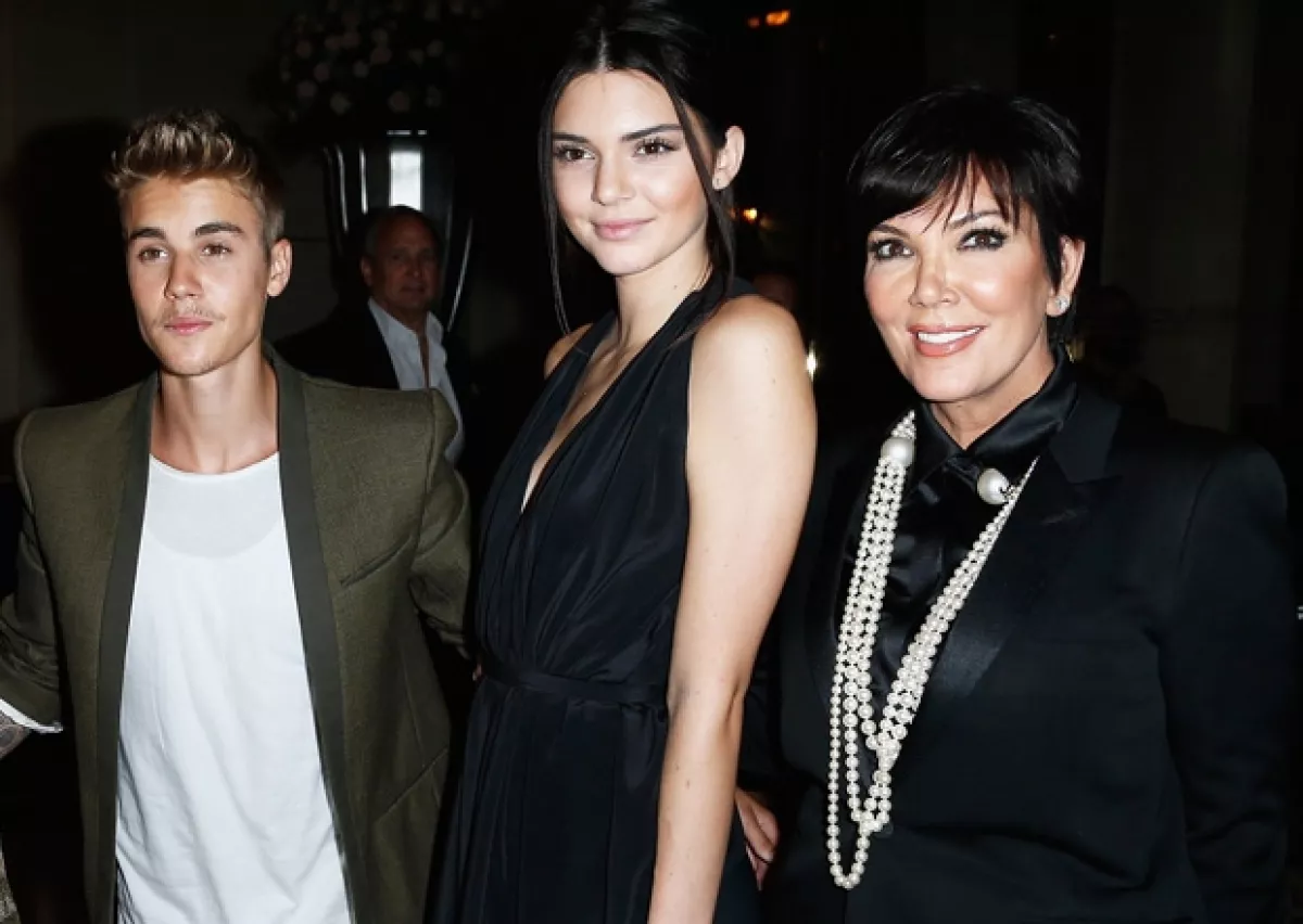 Justin Bieber parecía disfrutar de la compañía de Kendall y Kris Jenner en la fiesta de CR Fashion Book y después se fueron a cenar solos.