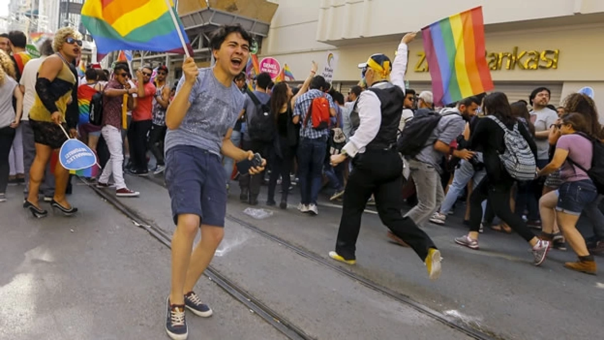 Asistentes al desfile del orgullo gay en Estambul corren tras ser agredidos por la policía