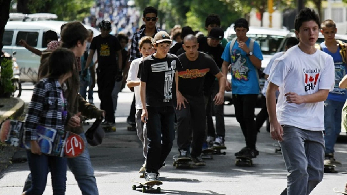 chavos en patineta en costa rica