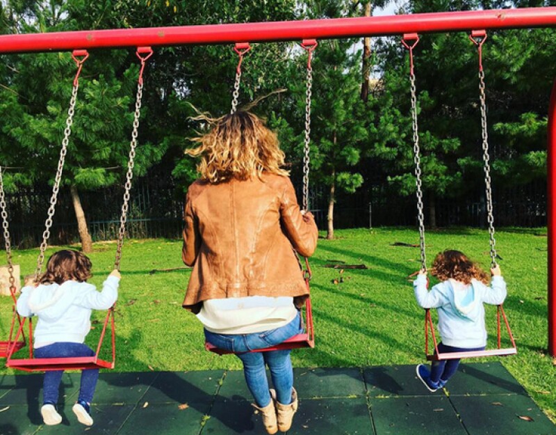 Jacky publicó esta foto con sus hijas mayores y escribió: "Play date... 😍😍😍".