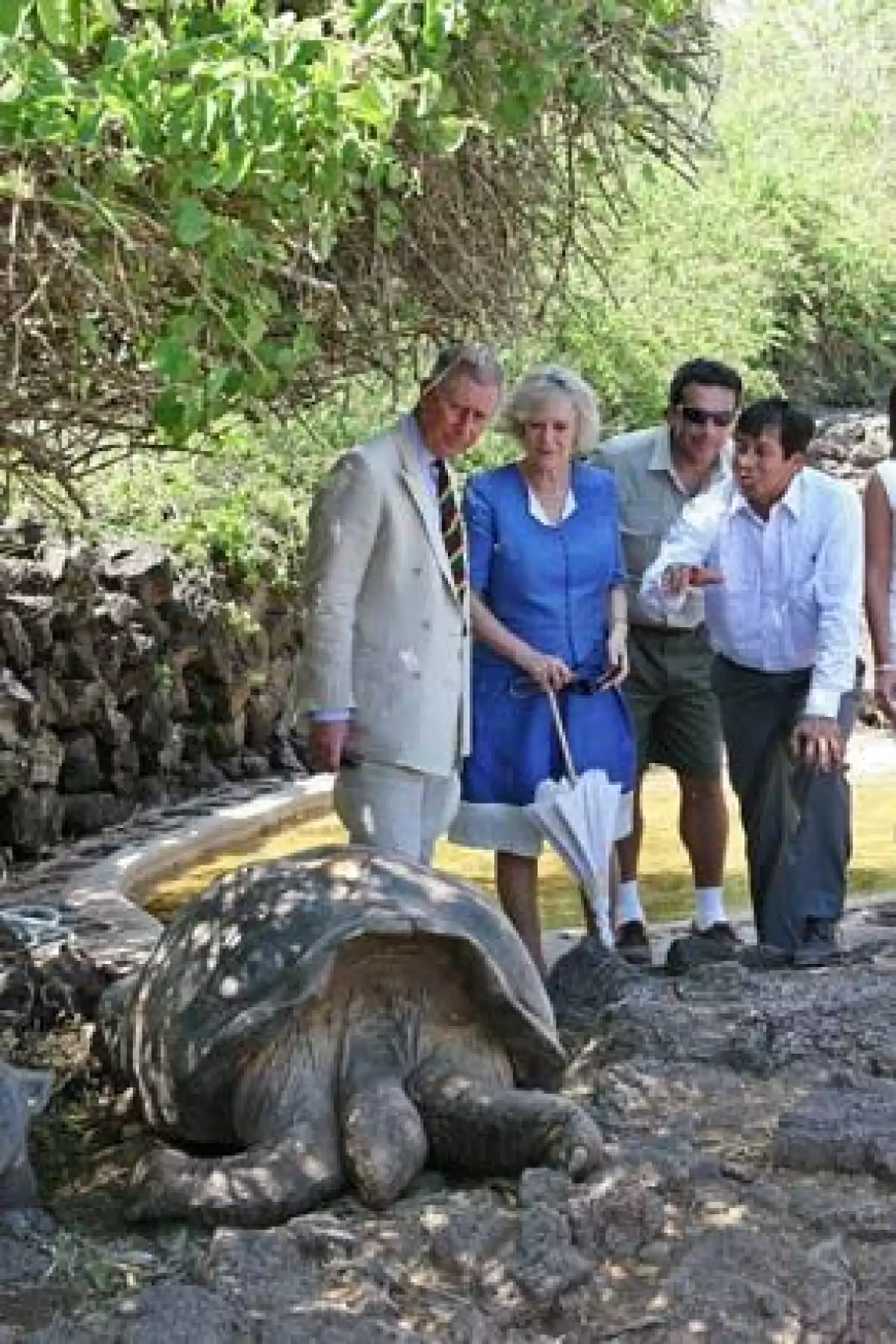 El heredero a la corona británica y su esposa, Camilla, visitaron el parque de la Fundación Charles Darwin (FCD) en la isla galapagueña de Santa Cruz.