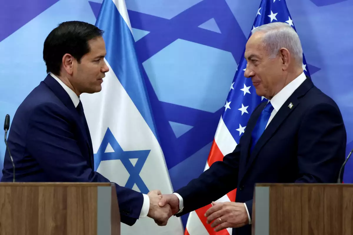 El Secretario de Estado de los Estados Unidos, Marco Rubio, y el primer ministro israelí, Benjamin Netanyahu, se dan la mano mientras hacen declaraciones conjuntas a la prensa en la oficina del Primer Ministro en Jerusalén, el 16 de febrero de 2025.
