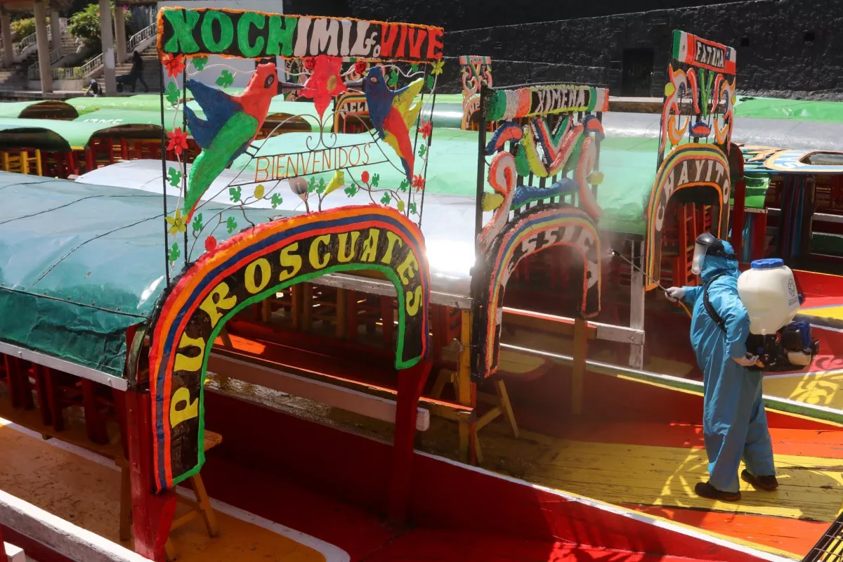 Trabajadores de la alcaldía Xochimilco desinfectaron las trajineras del Embarcadero Nativitas debido a la  reapertura para el público el próximo 21 de agosto