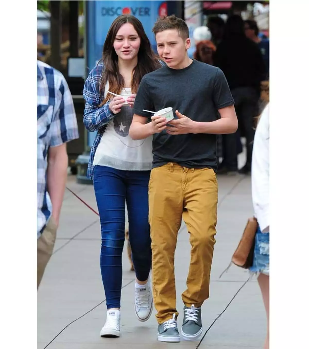 El hijo mayor de la diseñadora de moda, Brooklyn, fue captado con una joven y todo parece indicar que se trataba de una cita.