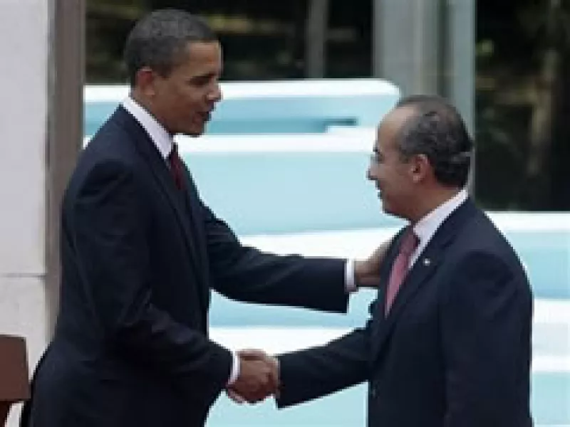 Obama saluda a Calderón en su primera visita a México. (Foto: AP)