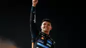 El piloto británico de McLaren, Lando Norris, campeón del mundo y tercero en la carrera, celebra en el podio al final del Gran Premio de Fórmula Uno de Abu Dhabi en el Circuito de Yas Marina en Abu Dhabi el 7 de diciembre de 2025.