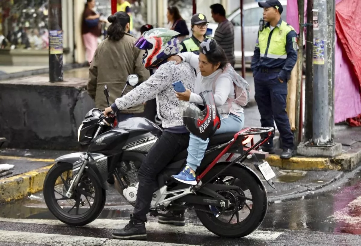 Pese a que es ilegal, apps de transporte aún ofrecen viajes en moto