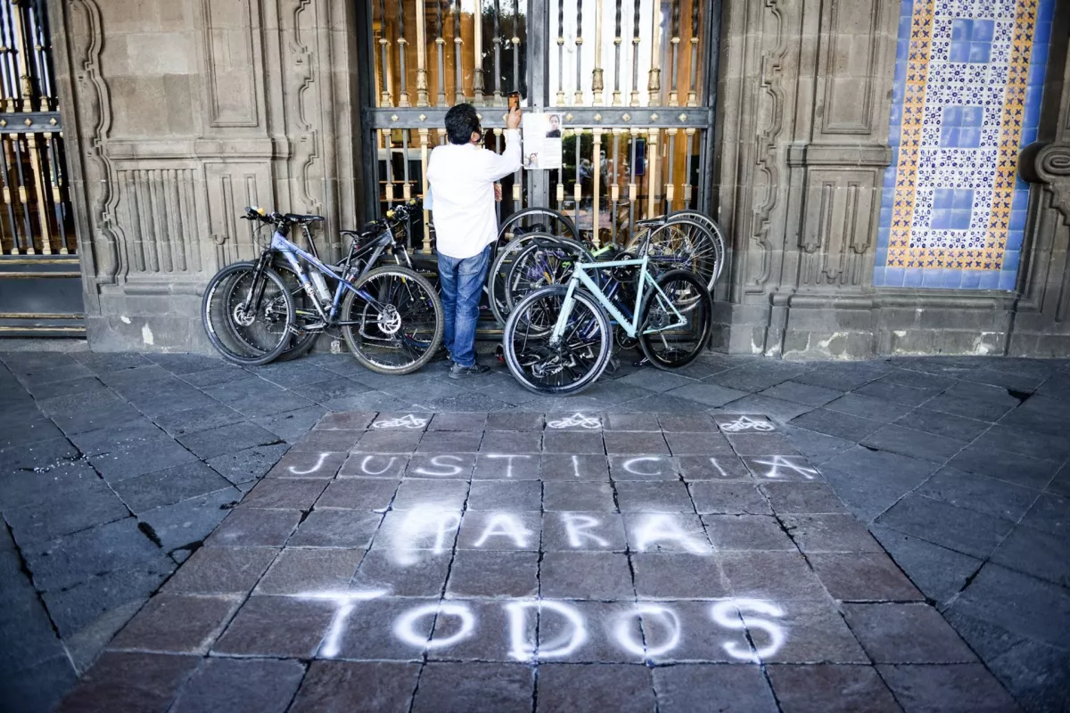 Familiares de víctimas de ciclistas atropellados y asesinados así como colectivos en defensa de derechos viales protestaron frente al Antiguo Palacio de Ayuntamiento